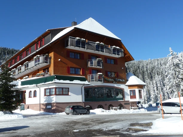 verschneites Berghotel Mummelsee