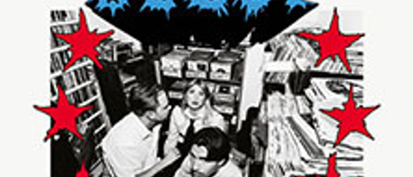 Schwarz-weißes Foto zeigt eine Gruppe von Menschen in einem Raum voller Bücher, umringt von roten Sternen.