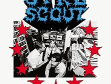 Schwarz-weißes Foto zeigt eine Gruppe von Menschen in einem Raum voller Bücher, umringt von roten Sternen.