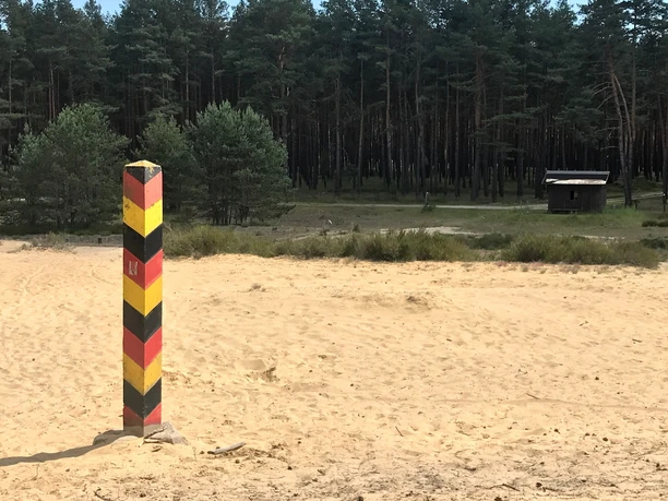 Die "Wirler Spitze". Früher undenkbar: Wechsel auf die andere Seite der ehemaligen Grenze. Neben dem Häuschen im Hintergrund finden Interessierte Informationen zu Flora und Fauna.