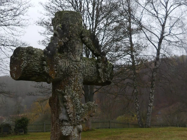 Historischer Grabstein an der Kirche