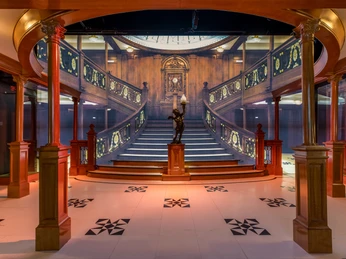 Treppenfoyer - Titanic: Eine Immersive Reise Bei der Ausstellung "Titanic: Eine Immersive Reise" wurde der berühmte Treppenaufgang des Schiffes nachgebaut