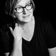 Mechtild Borrmann Frau mit Brille in Schwarz-Weiß-Porträt, trägt dunkles Oberteil und blickt leicht zur Seite.