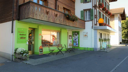 baeckerei-konditorei-feuz-boenigen-aussenbereich-tische-stuehle.jpg