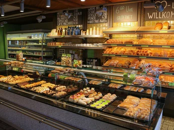 baeckerei-konditorei-feuz-boenigen-ladentheke-innenansicht.jpg
