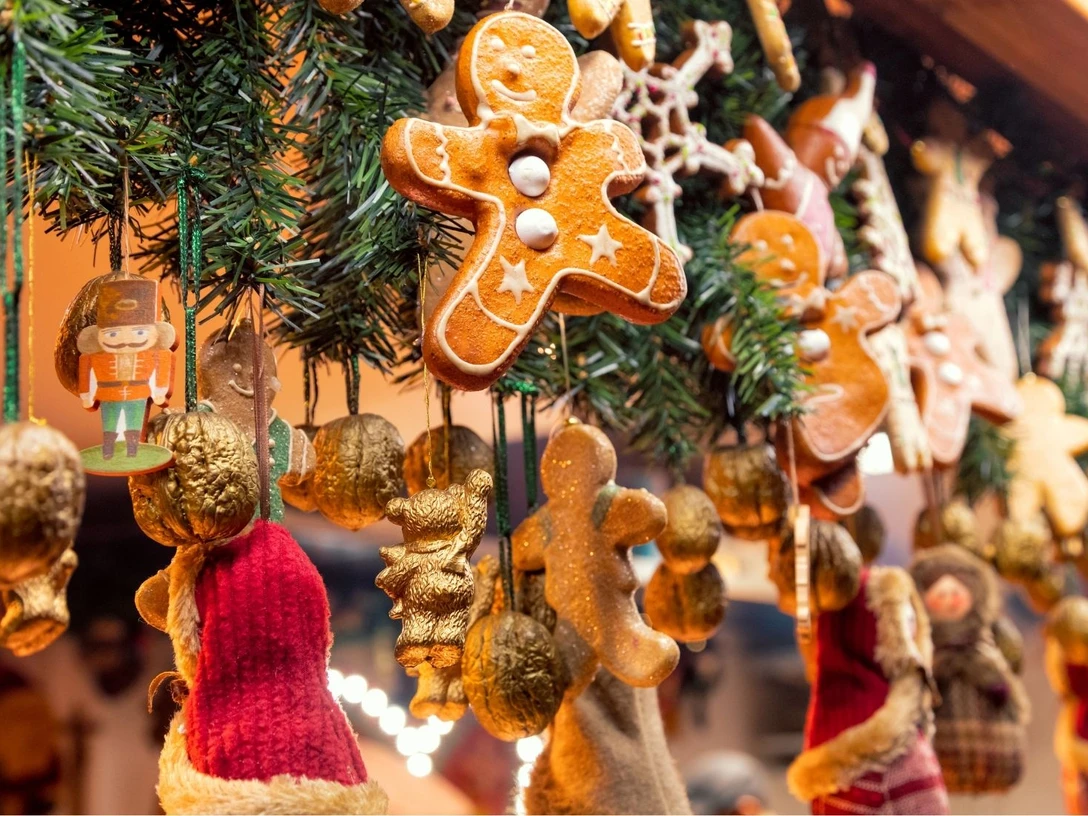 Destination Kalenderbilder(1).jpg Lebkuchen, Nussknacker und goldene Nüsse hängen an grünen Zweigen mit warmem Licht.Gingerbread, nutcrackers and golden nuts hang from green branches with warm light.Peberkager, nøddeknækkere og gyldne nødder hænger fra grønne grene med varmt lys.Peperkoek, notenkrakers en gouden noten hangen aan groene takken met warm licht.
