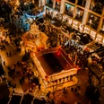 Luftaufnahme Wolfsburger Weihnachtsmarkt Blick von oben auf festlich beleuchteten Weihnachtsmarkt Menschen zwischen Buden.View from above of festively illuminated Christmas market people between stalls.Udsigt fra oven over et festligt oplyst julemarked med mennesker mellem boderne.Zicht van bovenaf op een feestelijk verlichte kerstmarkt met mensen tussen de kraampjes.