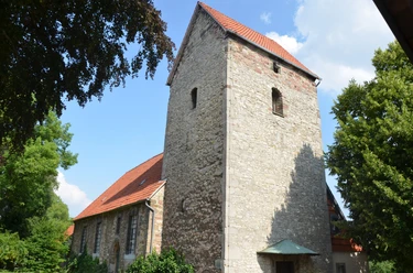 Kniestedter Kirche_HD.JPG Die Kniestedter Kirche in Salzgitter-Bad wurde entweiht und ist heute ein kultureller Veranstaltungsort für Musik, Comedy und Lesungen.