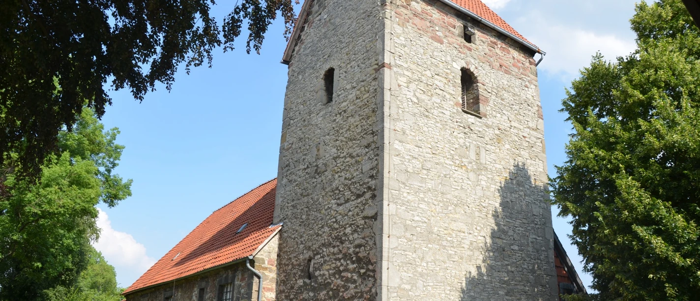 Kniestedter Kirche_HD.JPG Die Kniestedter Kirche in Salzgitter-Bad wurde entweiht und ist heute ein kultureller Veranstaltungsort für Musik, Comedy und Lesungen.