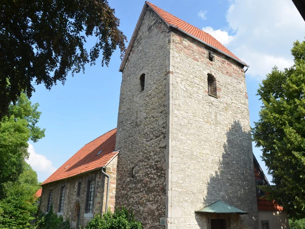 Kniestedter Kirche_HD.JPG Die Kniestedter Kirche in Salzgitter-Bad wurde entweiht und ist heute ein kultureller Veranstaltungsort für Musik, Comedy und Lesungen.