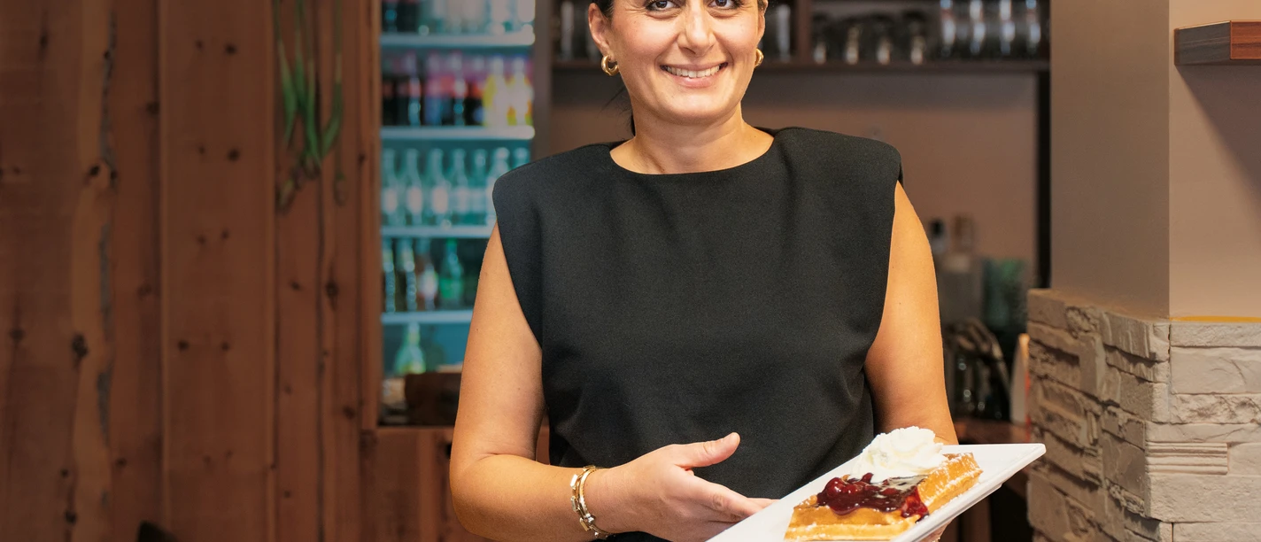 Waffel Café Mitten in Kassel, direkt am Königsplatz, lädt das Waffel Café zur genussvollen Auszeit ein. Ob klassisch süß oder überraschend herzhaft – es gibt’s Waffeln in allen Varianten.