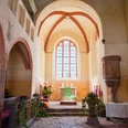 Bauernmarkt im Kloster Buch in Leisnig Innenansicht des Kloster Buchs mit Altar, gotischen Fenstern und reich verzierter Architektur.