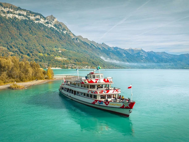 Bateau à moteur Jungfrau près de Bönigen sur le lac de Brienz