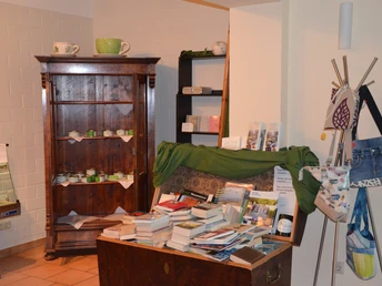 Bücherschrank im Osterlinder Landcafé