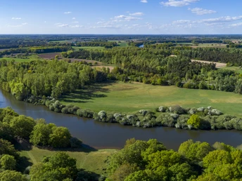 Das Emsland von oben – Borkener Paradies Luftaufnahme einer Flusslandschaft mit Wiesen, Feldern und dichten Baumreihen im Borkener Paradies.