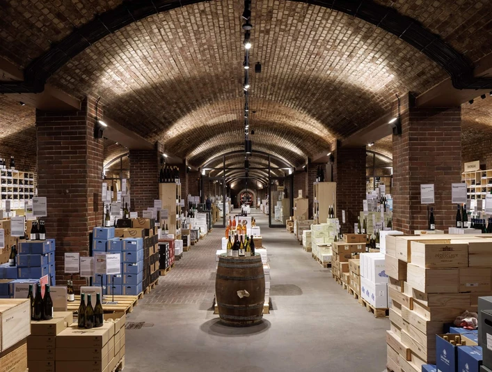 Cologne wine cellar Ein stimmungsvoller Weinkeller mit gewölbten Ziegeldecken, gefüllt mit sorgfältig gelagerten Weinkisten.An atmospheric wine cellar with vaulted brick ceilings, filled with carefully stored wine crates.