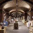 Kölner Weinkeller Ein stimmungsvoller Weinkeller mit gewölbten Ziegeldecken, gefüllt mit sorgfältig gelagerten Weinkisten.An atmospheric wine cellar with vaulted brick ceilings, filled with carefully stored wine crates.