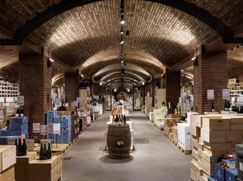 Kölner Weinkeller Ein stimmungsvoller Weinkeller mit gewölbten Ziegeldecken, gefüllt mit sorgfältig gelagerten Weinkisten.An atmospheric wine cellar with vaulted brick ceilings, filled with carefully stored wine crates.