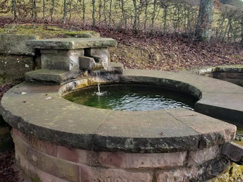 Brunnen und Wassertretanlage