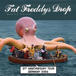 Cover der "Fat Freddy's Drop" Tour: Bandmitglieder in Boot vor riesiger Oktopusskulptur.