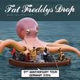 Cover der "Fat Freddy's Drop" Tour: Bandmitglieder in Boot vor riesiger Oktopusskulptur.