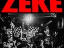 Rockband Zeke performt energiegeladen auf einer Bühne mit Gitarren und Deko im Hintergrund.