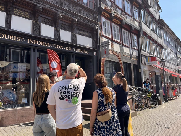 Gruppe vor dem Eickeschen Haus bei einer Führung mit dem historischen Braumeister