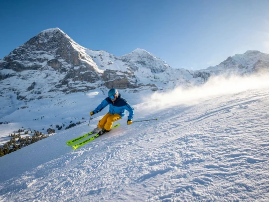 kleine-scheidegg-skifahrer-piste-schnee-sonne-eiger-moench-jungfrau.jpg