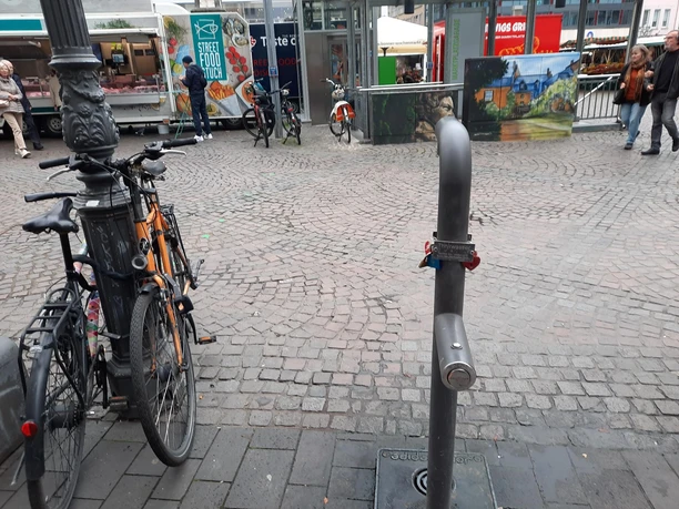 Trinkwassersäule Markt Blick auf Eingang Marktgarage