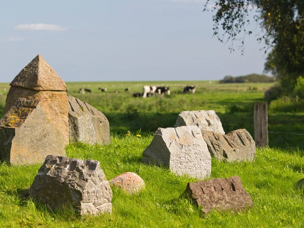 Skulptur "Dorf Dangast" an dem Terrainkurweg "Alt-Dangast" durch Dangast
