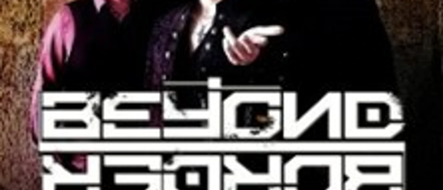 Drei Musiker posieren vor einem dunklen Hintergrund mit Schriftzügen und Konzertankündigung.