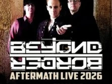 Drei Musiker posieren vor einem dunklen Hintergrund mit Schriftzügen und Konzertankündigung.