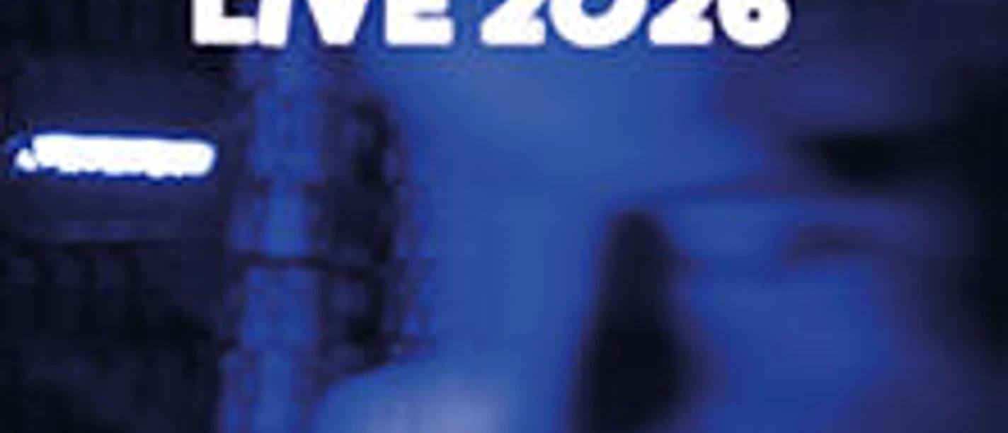Verschwommene blaue Silhouette vor dunklem Hintergrund mit Text "CCSMØ LIVE 2026".