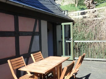 Terrasse mit Gartenmöbeln