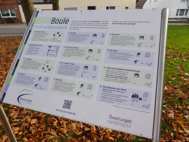 Infotafel der Boulebahn Haarbrück Eine Informationstafel zeigt mittels Texten und Bildern die Spielregeln des Boule.