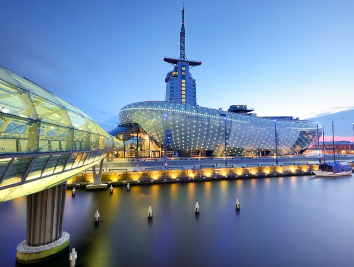 Klimahaus Bremerhaven_und_ATLANTIC_Hotel_mit_Aussichtsplattform_Sail_City (c) Francesco Carovillano_Erlebnis Bremerhaven.jpg Futuristische Architektur des Klimahaus Bremerhaven mit dem ATLANTIC Hotel am Wasser bei Dämmerung