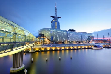 Klimahaus Bremerhaven_und_ATLANTIC_Hotel_mit_Aussichtsplattform_Sail_City (c) Francesco Carovillano_Erlebnis Bremerhaven.jpg Futuristische Architektur des Klimahaus Bremerhaven mit dem ATLANTIC Hotel am Wasser bei Dämmerung