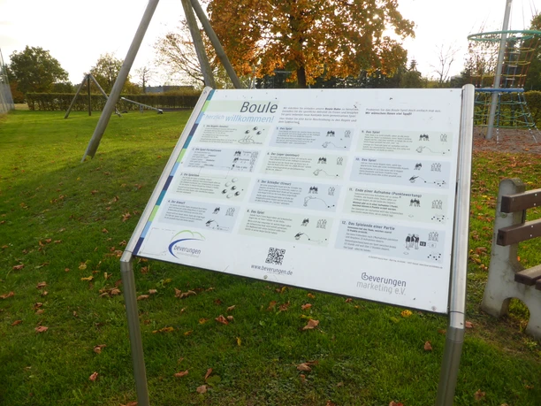 Infotafel der Boulebahn Jakobsberg Eine Informationstafel zeigt mittels Texten und Bildern die Spielregeln des Boule.