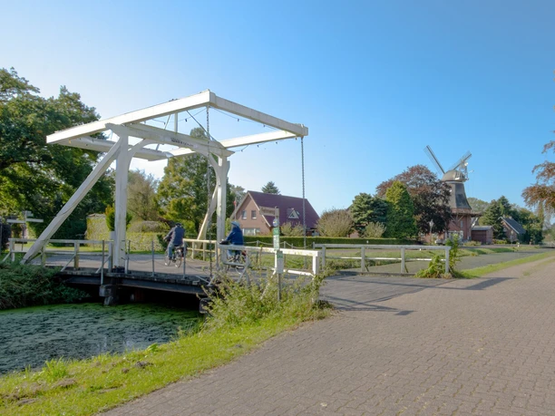 Radfahrer auf Fehnbrücke in Großefehn