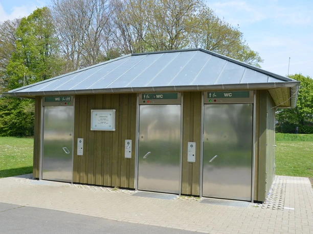 Öffentliche WC Anlaga am Piratenspielplatz am Salzgittersee