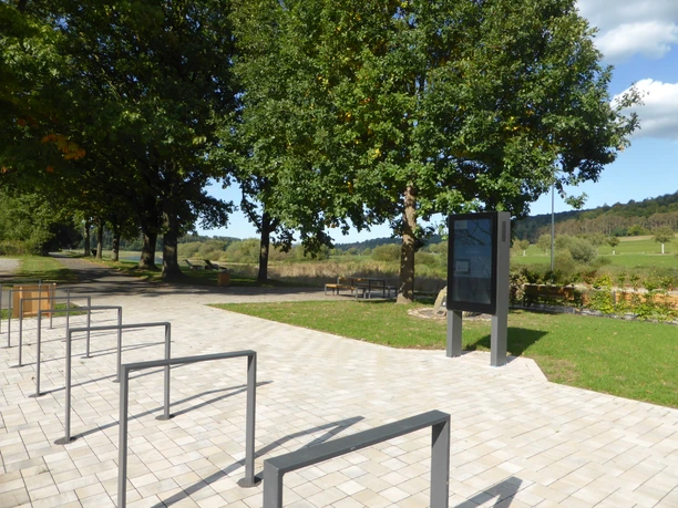 Fahrradständer und Info-Stele an der Weserpromenade Wehrden