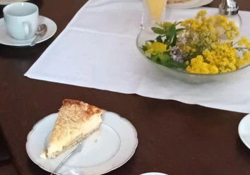 Osterlinder Landcafé - Käsestreuselkuchen und Blumendeko