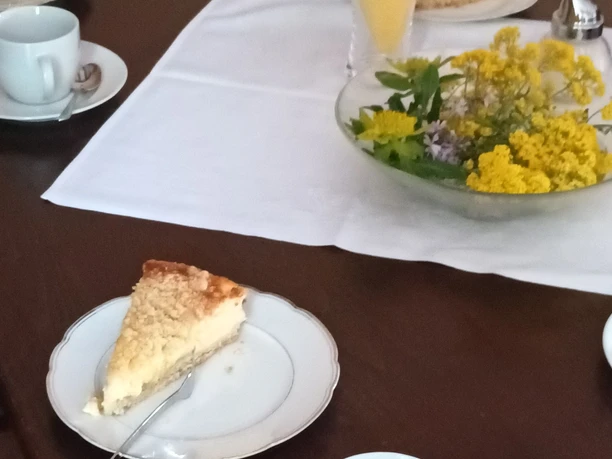 Osterlinder Landcafé - Käsestreuselkuchen und Blumendeko