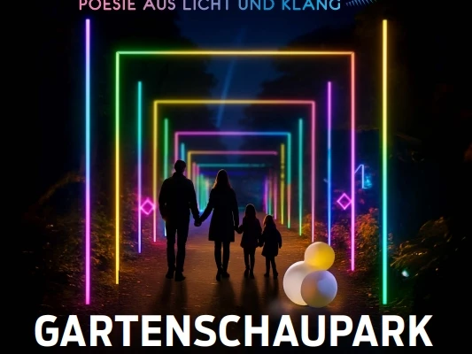 Plakatvorlage_Traumpfade.jpeg Plakat mit leuchtenden Lichtbögen und Silhouetten einer Familie, Text zu Rietberger Traumpfade.