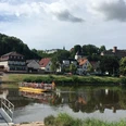 Dreiländereckfähre Herstelle-Würgassen Eine Personenfähre überquert die Weser, im Vordergrund die Anlegestelle und im Hintergrund der Ort Herstelle.