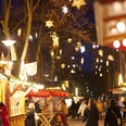 Weihnachtsmarkt in der Innenstadt Weihnachtsmarktstände in der festlich beleuchteten Innenstadt mit einigen Besuchern.