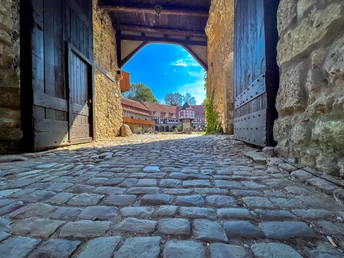 Hotel & Spa Wasserschloss Westerburg - Blick durchs Tor