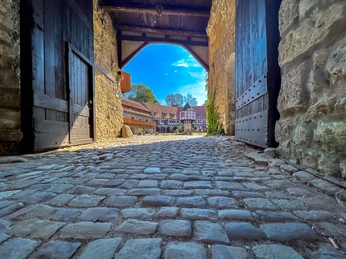 Hotel & Spa Wasserschloss Westerburg - Blick durchs Tor Hotel & Spa Wasserschloss Westerburg - Blick durchs Tor