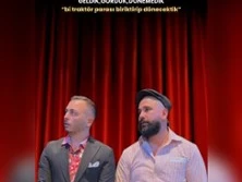 Zwei Männer in formeller Kleidung stehen vor einem dunkelroten Bühnenvorhang.