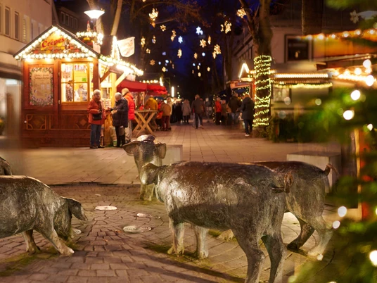 Colon-Sültemeyer-Brunnen (Schweinebrunnen) Colon-Sültemeyer-Brunnen (Schweinebrunnen) während des Weihnachtsmarktes.